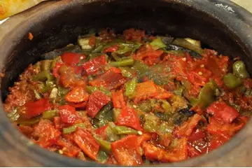 Güveçte Patlıcan Yemeği Tarifi ve Malzemeleri